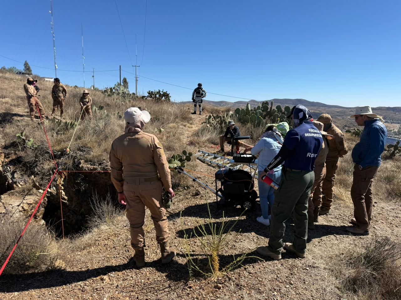 AUTORIDADES ESTATALES BUSCAN A PERSONAS DESAPARECIDAS EN EL CERRO DEL GRILLO.