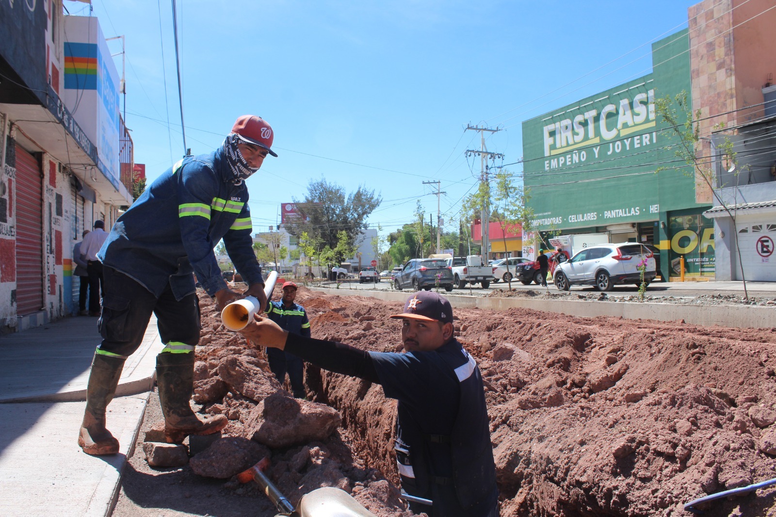 INSTALA JIAPAZ RED DE AGUA POTABLE EN AVENIDA GARCÍA SALINAS