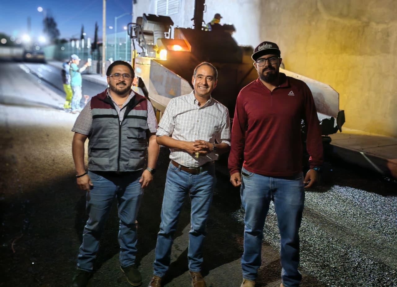 SUPERVISA PEPE SALDÍVAR PAVIMENTACIÓN EN ACCESO A UNEME DE ONCOLOGÍA EN GUADALUPE