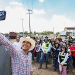 SUPERVISAN ESTUDIANTES DE LA UAZ Y PEPE SALDÍVAR PAVIMENTACIÓN DE CARRETERAS EN GUADALUPE.