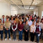 ENTREGAN IZEA Y GUADALUPE CERTIFICADOS DE PRIMARIA Y SECUNDARIA A ADULTOS.