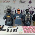 DETIENEN FUERZAS DE SEGURIDAD A HOMBRE CON ARMA DE FUEGO, DROGA Y EQUIPO TÁCTICO EN JOAQUÍN AMARO.