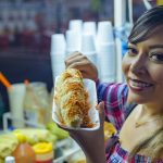 VENDER O CONSUMIR ALIMENTOS EN VÍA PÚBLICA DEBE HACERSE CON ESTRICTAS MEDIDAS DE HIGIENE; SSZ.