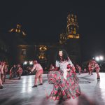 ENTRE PLUMAS, MÁSCARAS Y PIÑAS, OFRENDA OAXACA SU GUELAGUETZA A ZACATECAS EN FESTIVAL DE DÍA DE MUERTOS.
